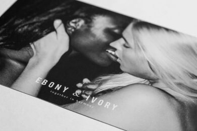 Woodstoxx interieur concept fotografie Ebony Ivory kissing women uitnodiging Ebony I web 02