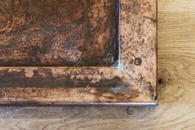 Bar koper copper kitchen patina interior design schuur barn stool light wood smoked oak gerookte eik booze bottles 19s v2