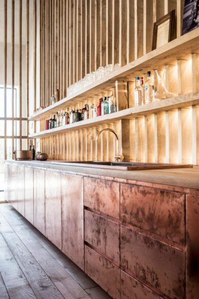 Bar koper copper kitchen patina interior design schuur barn stool light wood smoked oak gerookte eik booze bottles 21