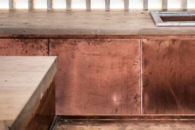 Bar koper copper kitchen patina interior design schuur barn stool light wood smoked oak gerookte eik booze bottles 24