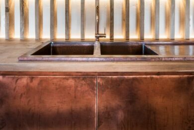 Bar koper copper kitchen patina interior design schuur barn stool light wood smoked oak gerookte eik booze bottles 27