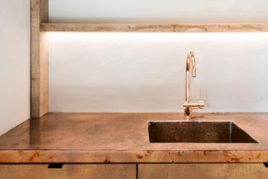 Bar koper copper kitchen patina interior design schuur barn stool light wood smoked oak gerookte eik booze bottles 3s