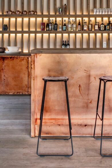 Bar koper copper kitchen patina interior design schuur barn stool light wood smoked oak gerookte eik booze bottles 6s